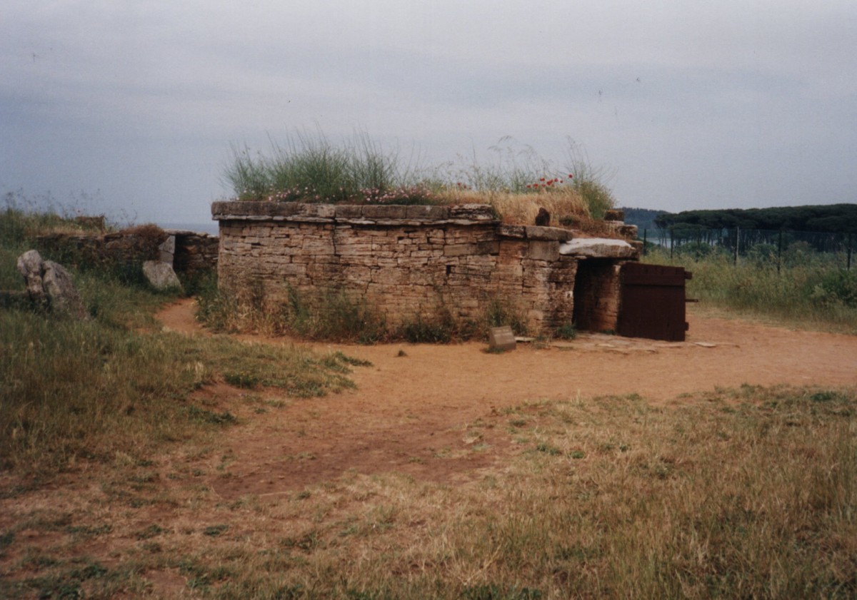 28-05-98 - Populonia - necropole - tomba delle pissidi ci.jpg